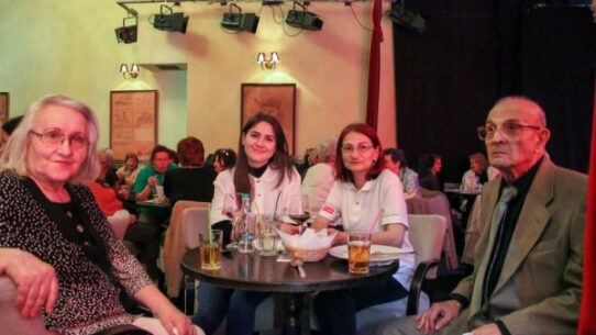 invita un bunic la teatru