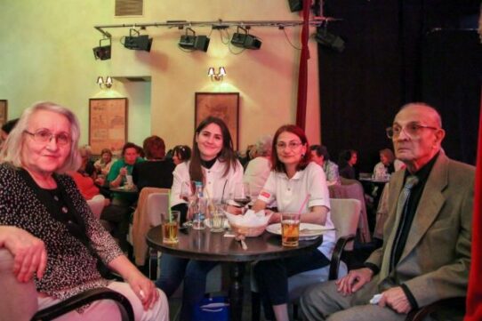 invita un bunic la teatru